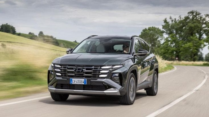 Hyundai Tucson ibrida, il Suv dalla linea moderna con tanto spazio che fa anche 15 km al litro