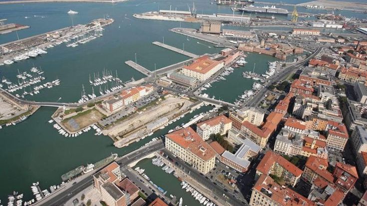 Sequestrati in porto duemila pneumatici logori diretti in Senegal