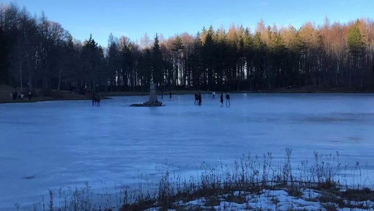 Camminate sul lago ghiacciato, fuochi d'artificio ed enduro in appennino: il Parco dice basta e allerta la Forestale