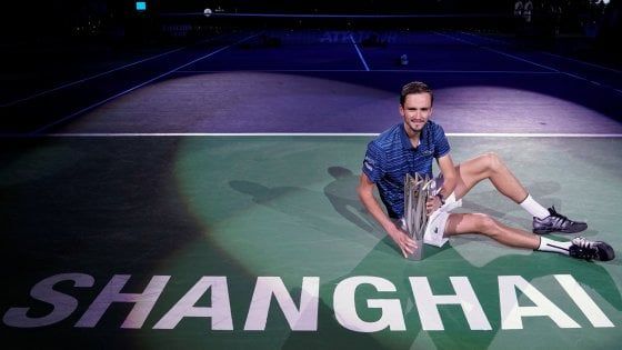 Tennis, Medvedev trionfa a Shanghai: Zverev battuto in finale