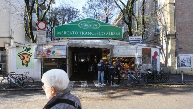 Burraco e tè al pomeriggio, al Mercato Albani i chioschi dismessi rialzano la serranda