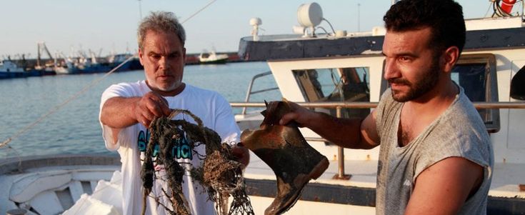 Tra i pescatori di San Benedetto: "Siamo noi gli unici spazzini del mare"