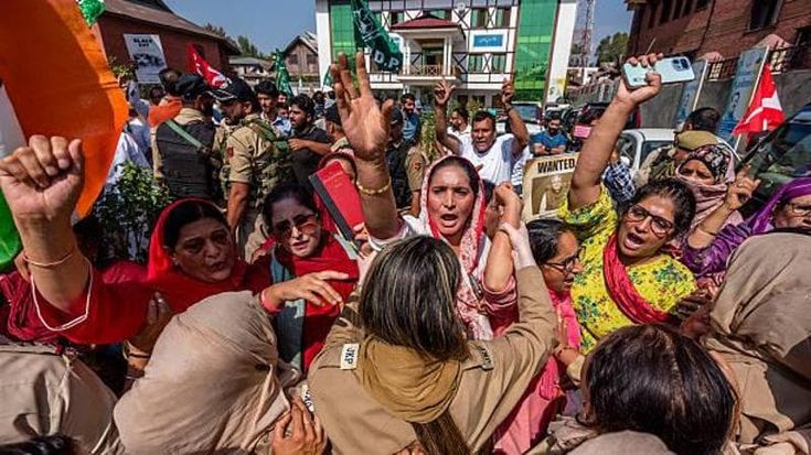 India, proteste a Nuova Delhi contro la riforma delle liste elettorali: oltre mille fermati, tra cui i leader degli scarafaggi