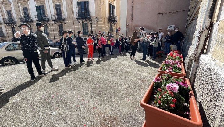 Cinque fioriere di gerani sul marciapiede: la risposta degli alunni al degrado della città