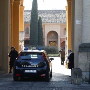 Brescia, carabiniere travolto e ferito mentre aiuta una donna con l'auto in panne