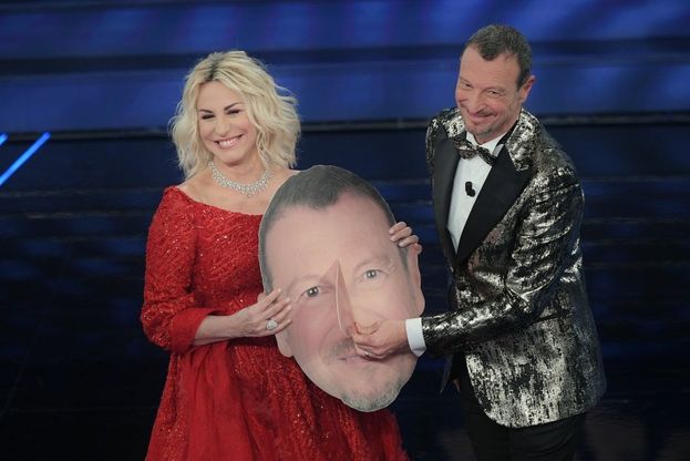Sanremo 2020, Antonella Clerici rosso fuoco legge ad Amadeus le regole del Festival perfetto