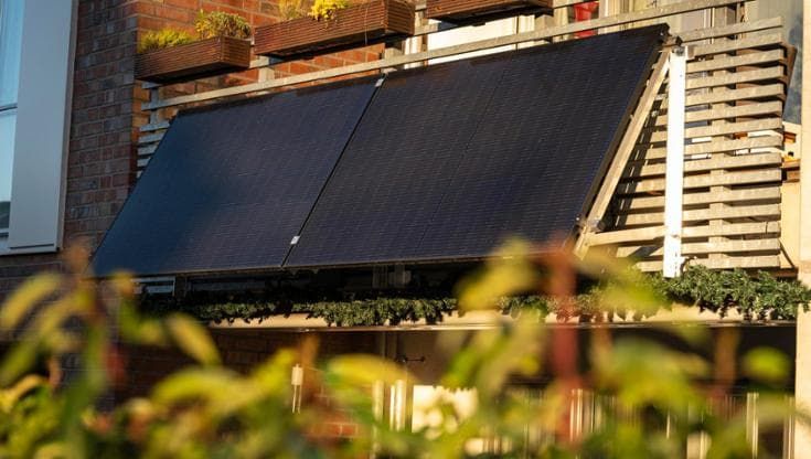 Mini-agrivoltaico sul terrazzo o sul balcone: più ombra per l’orto e meno consumo di energia