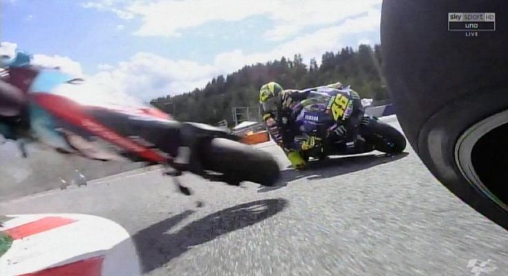 MotoGp, schianto Zarco-Morbidelli: la moto impazzita sfiora Rossi