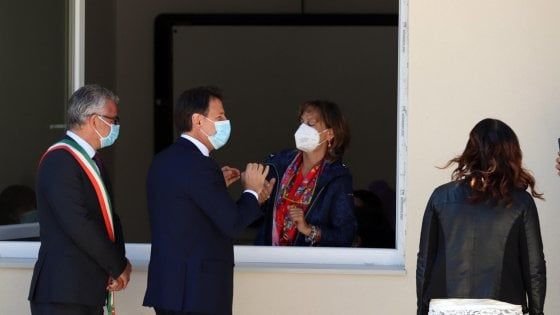 Conte va dagli studenti a Norcia: "La sfida del Recovery è per voi, se perdiamo mandateci a casa"