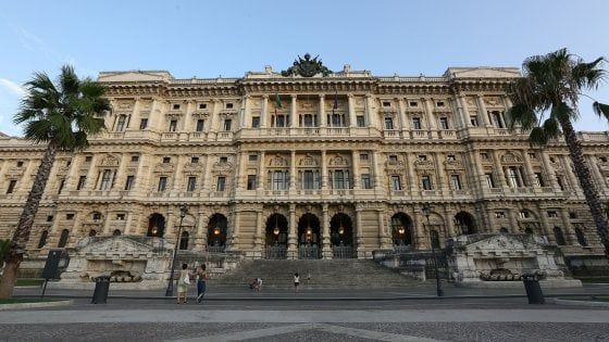 Bari, copiò la tesi dell'allieva per vincere un concorso: prof condannata a un anno per plagio