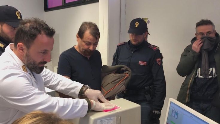 I figli delle vittime dei terroristi: "Su Battisti giustizia, non gogna. I ministri hanno svilito l'arresto"