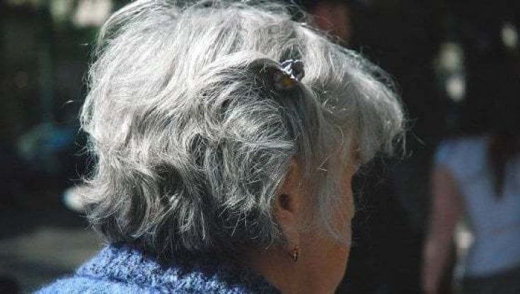 Cosenza, tinta sbagliata per Capodanno, scoppia la rissa dal parrucchiere: "Ti avevo detto bionda, non bianca!"
