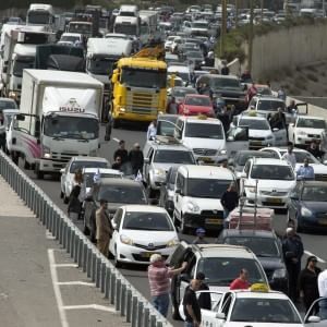 Gli italiani e la macchina: 3.200 euro l'anno per mantenere l'auto