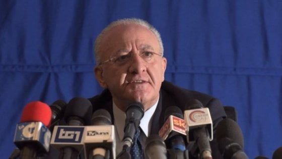 Coronavirus, De Luca: "In quarantena chi passeggia per strada senza motivo". Poi rettifica: lo sport si può fare a distanza di un metro
