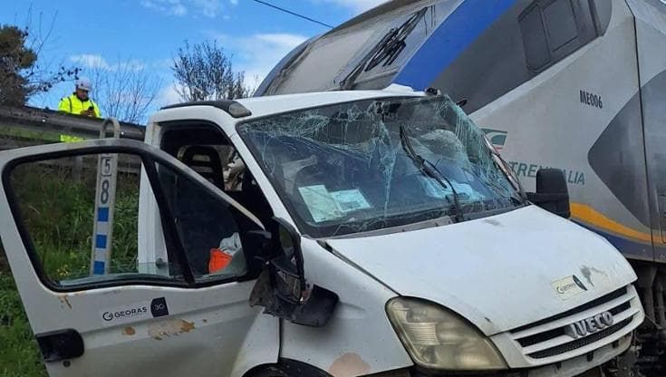 Furgone sui binari fra le sbarre del passaggio a livello a Enna, treno lo travolge