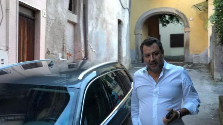 Salvini un’ora a casa di Bossi in cerca della pace, tra Vannacci e il congresso del partito