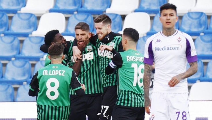 Sassuolo-Fiorentina 3-1: Bonaventura illude, Berardi e Lopez ribaltano i viola. E Commisso manda tutti in ritiro