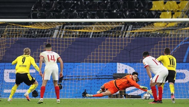 Borussia Dortmund-Siviglia, i sei minuti folli del Var: gol annullato e un doppio rigore