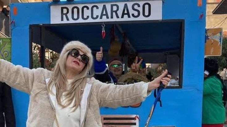 A Carnevale sfila la finta Rita De Crescenzo con il pullman per Roccaraso: lo show sul Gargano