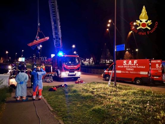 Torino, cade nella Dora, i vigili del fuoco lo salvano 