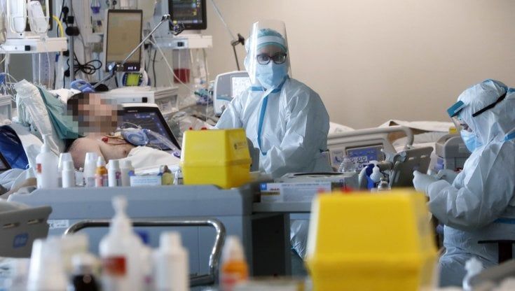 Piemonte, cresce la pressione sugli ospedali: terapie intensive sull'orlo dei trecento pazienti. E 43 morti