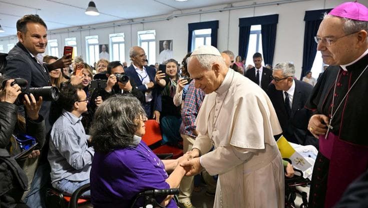 Prevost incontra gli ammalati e accarezza bambini e genitori: “L’amore compie miracoli”