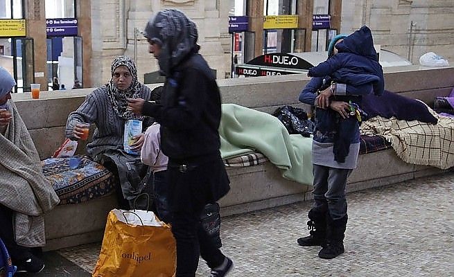 Profughi siriani accampati in Centrale:<br />il Comune alle associazioni: "Aiutiamoli"