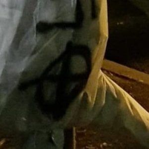 Ravenna, appesi in centro fantocci del gerarca Muti a testa in giù