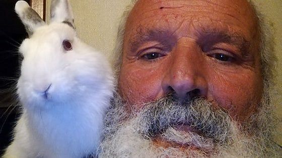 Adelmo, l'uomo che salva i cuccioli gettati nei cassonetti