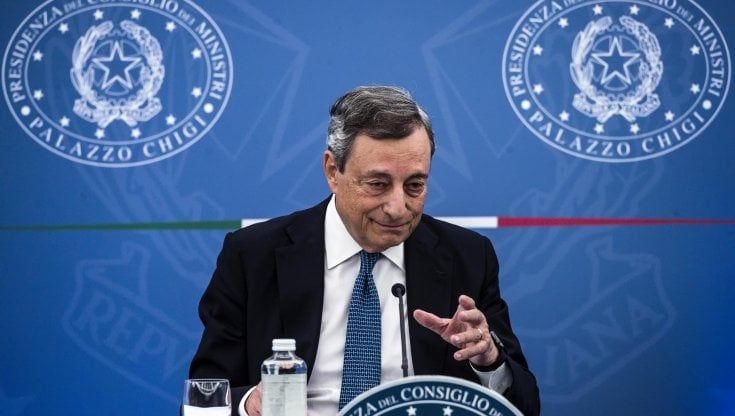 Draghi, pressing sul premier. Il centro: "Lo riportiamo a Palazzo Chigi". Ma lui si defila ancora