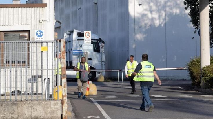 Basiano, muore operaio di 51 anni investito da un tir nel centro logistico Il Gigante: la compagna al lavoro nello stesso posto ha un malore