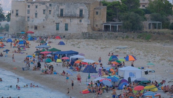 Party in spiaggia, sbornia di Ferragosto. E il giallo si avvicina