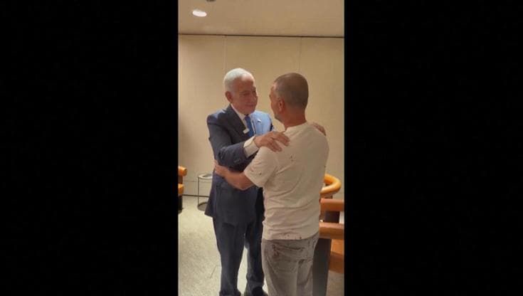 Israele, Netanyahu incontra l'uomo intervenuto durante l'incidente sul volo FlyDubai e lo abbraccia
