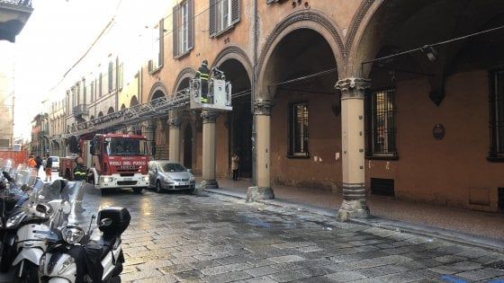 Bologna, cade intonaco da un palazzo. Chiusa strada Maggiore