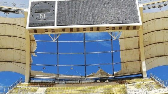 Maltempo, a Bari il vento lacera il telone di copertura dello stadio progettato da Renzo Piano