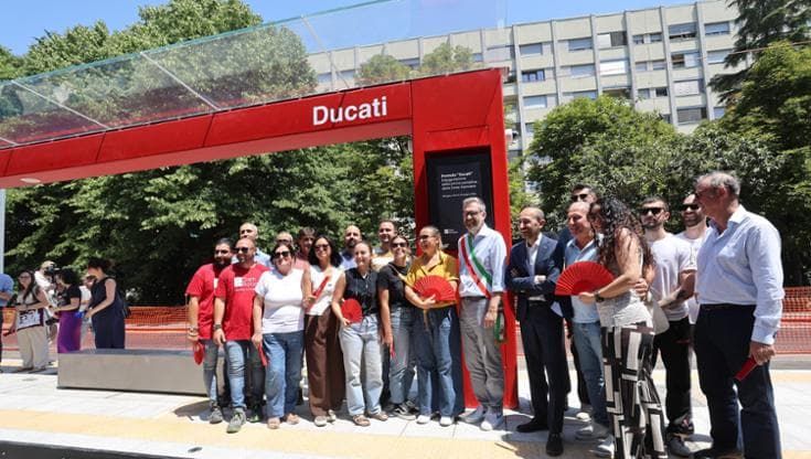 Tram, ecco la pensilina alla fermata Ducati. E dal primo luglio riapre l’incrocio Carracci-Matteotti