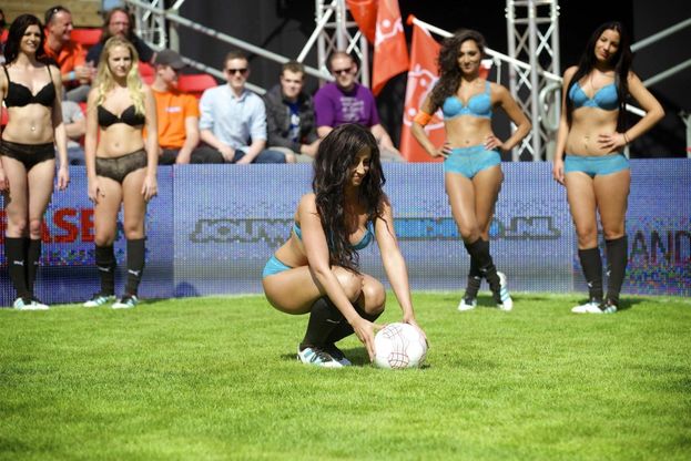 Il Mondiale della seduzione, gol in lingerie