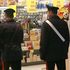 Novara, ruba tre succhi di frutta: i carabinieri non lo denunciano e glieli pagano 