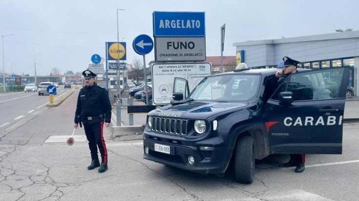 Fugge in auto per 15 km, a tratti contromano e per poco non investe un carabiniere: arrestata
