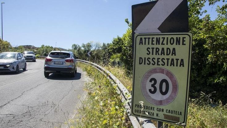 Il governo cancella 13 milioni per la manutenzione stradale. Gualtieri: “Sicurezza a rischio”