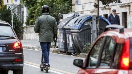 Monopattini, le regole per Roma: sedicimila mezzi al massimo, geolocalizzazione e aree di sosta