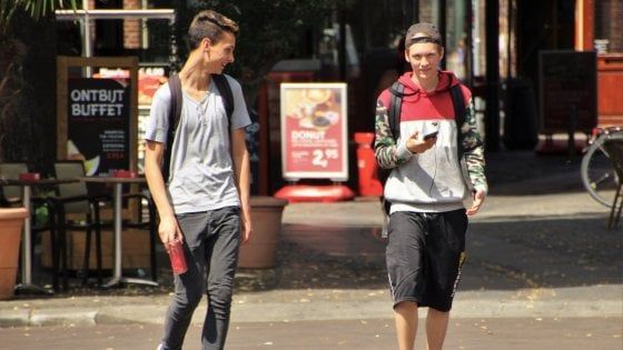 Dipendenza da internet, il 45% degli studenti passa sul web almeno 6 ore al giorno