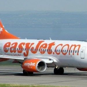 Giocano con Snapchat alla cloche, sospesi due piloti easyJet