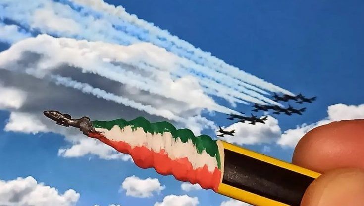 L'aereo scolpito sulla punta della matita: il 'micro omaggio' di un prof-artista alle Frecce tricolori