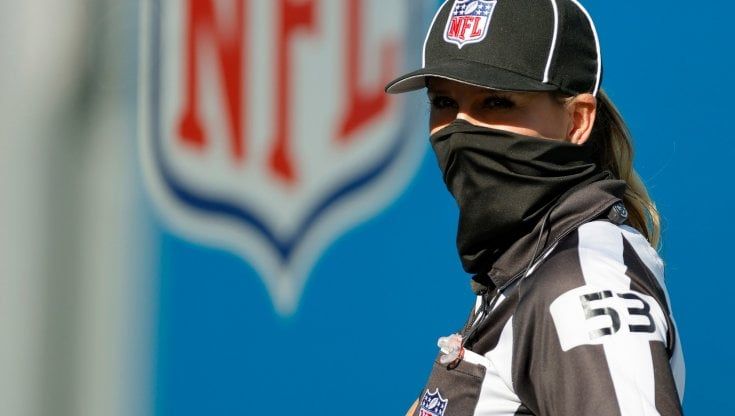 Nfl, il traguardo di Sarah Thomas: la prima donna che arbitrerà in un Super bowl 
