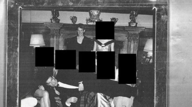 Epstein files, l’ex principe Andrea sdraiato su cinque ragazze: il nuovo scatto