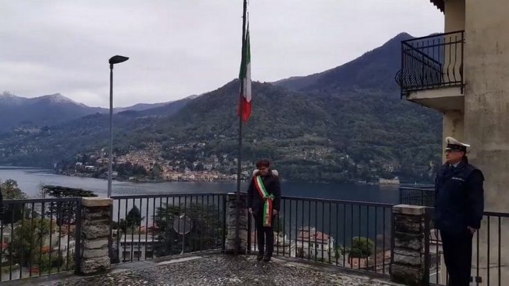 Il silenzio dei sindaci lombardi davanti al Tricolore a mezz’asta, un minuto di raccoglimento per le vittime del coronavirus