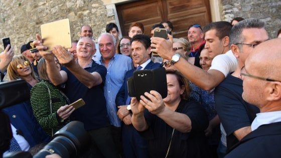 Il premier Conte torna a Volturara Appula, festa nel paese natale: "Italia è in buone mani" 