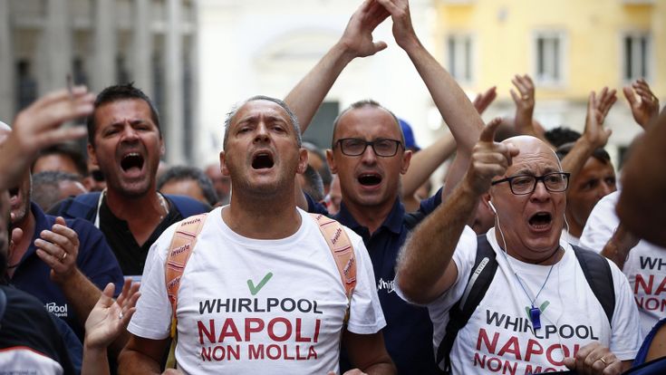 Whirlpool vende la fabbrica di Napoli Rabbia degli operai