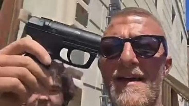 Raid al peperoncino dell’influencer Carabella:“Sei un africano, torna a casa tua”